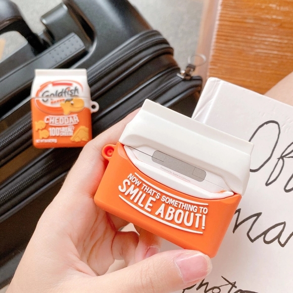 Apple airpods 1 or 2 or pro series goldfish case - Picture 4 of 4